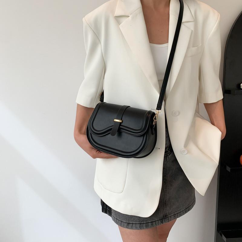Trendige Stilvolle Satteltasche Für Damen Mit Schickem Minimalistischem Design Und Weicher Textur