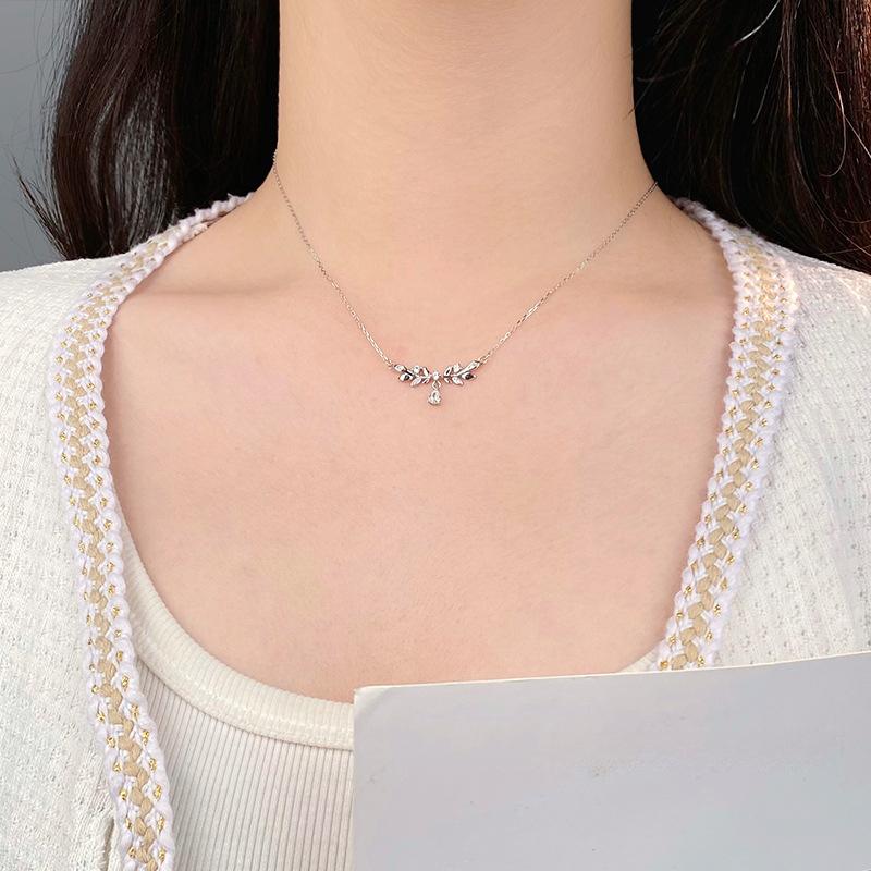 Exquisite Leaves Water Drop Necklace for Women with High-end Feeling for Girlfriend Clavicle Chain
