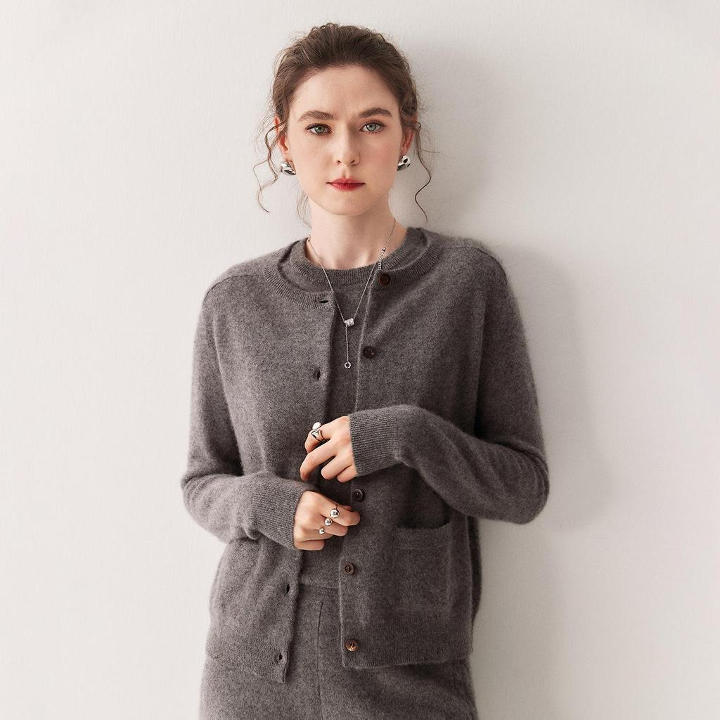 2025 Autumn/Winter Women's Versatile Round Neck Knit Sweater: Casual Solid Color Warm Cardigan.