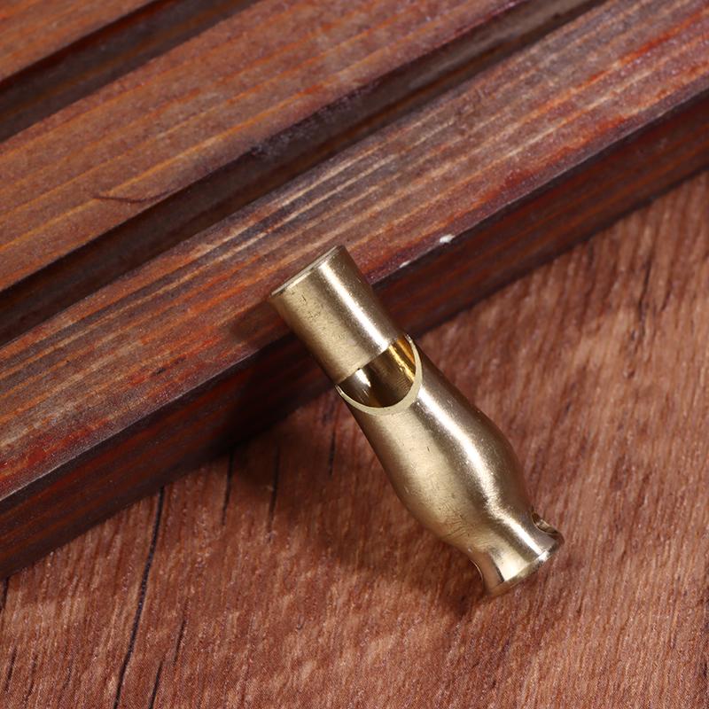 Kluczówka z mosiężnym gwizdkiem Wisiorek Outdoorowy Survivalowy Przenośny Jednorurowy Wybuchowy Wysokiej Częstotliwości Wysokotonowy Gwizdek