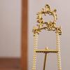 Verzierter Messing-Staffelei-Ständer mit durchbrochener Rollwerk-Display-Halterung, Bogenförmiger Oberteil-Ständer