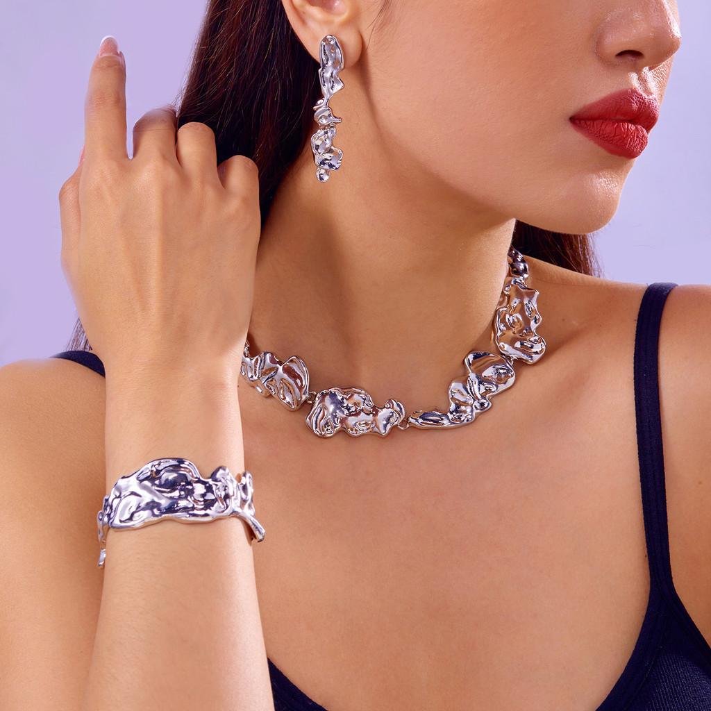 Geometric Metallic Choker Necklace For Women With Liquid Fold Design For Fashion Casual Wear