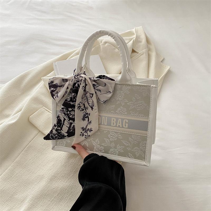 

Простая и модная вместительная женская сумка-тоут 2024 года, летняя новая нишевая сумка для поездок на работу, сумка-мессенджер через плечо