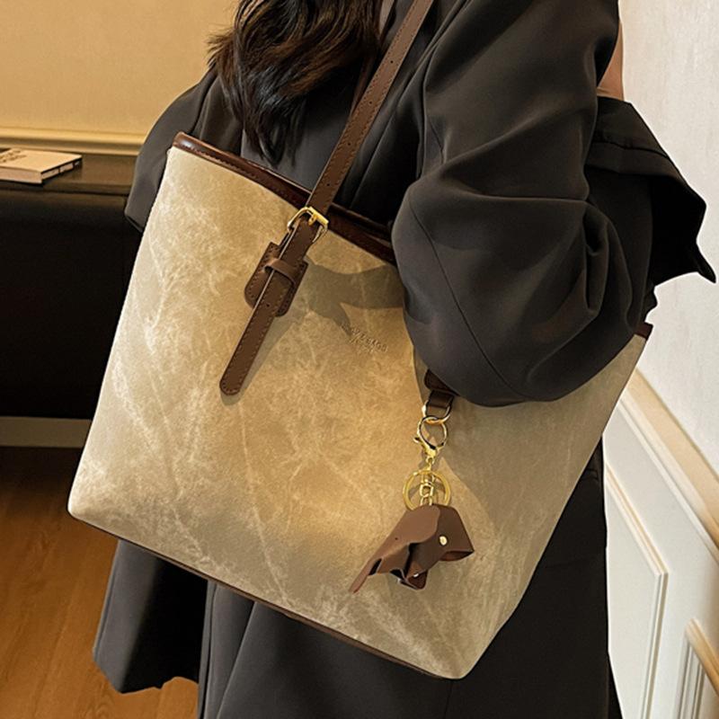 Large capacity tote bag women's 2025 autumn and winter new fashion shoulder bag college students class commuter bag underarm bag