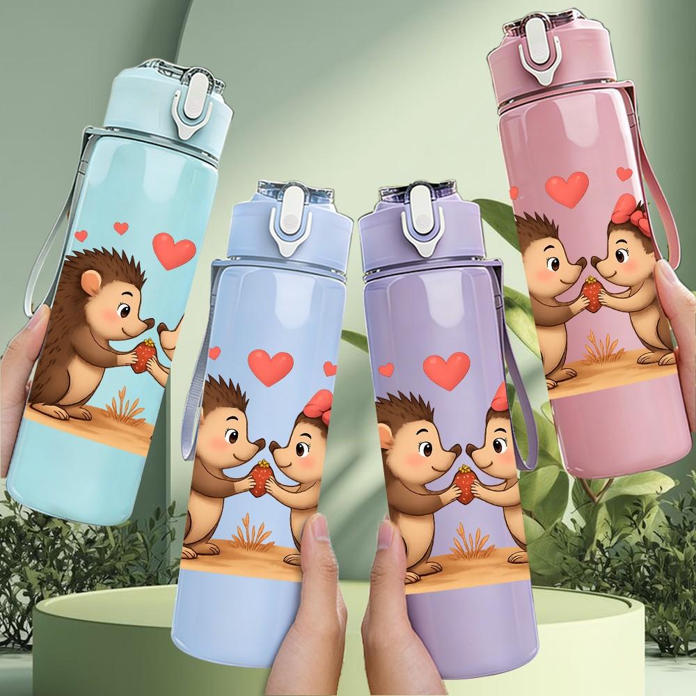 1PC Loving Hedgehog Couple 750ml Color Plastic Sports Water Bottle Leakproof Flip Straw Lid Suitable for Sports Office Home Use