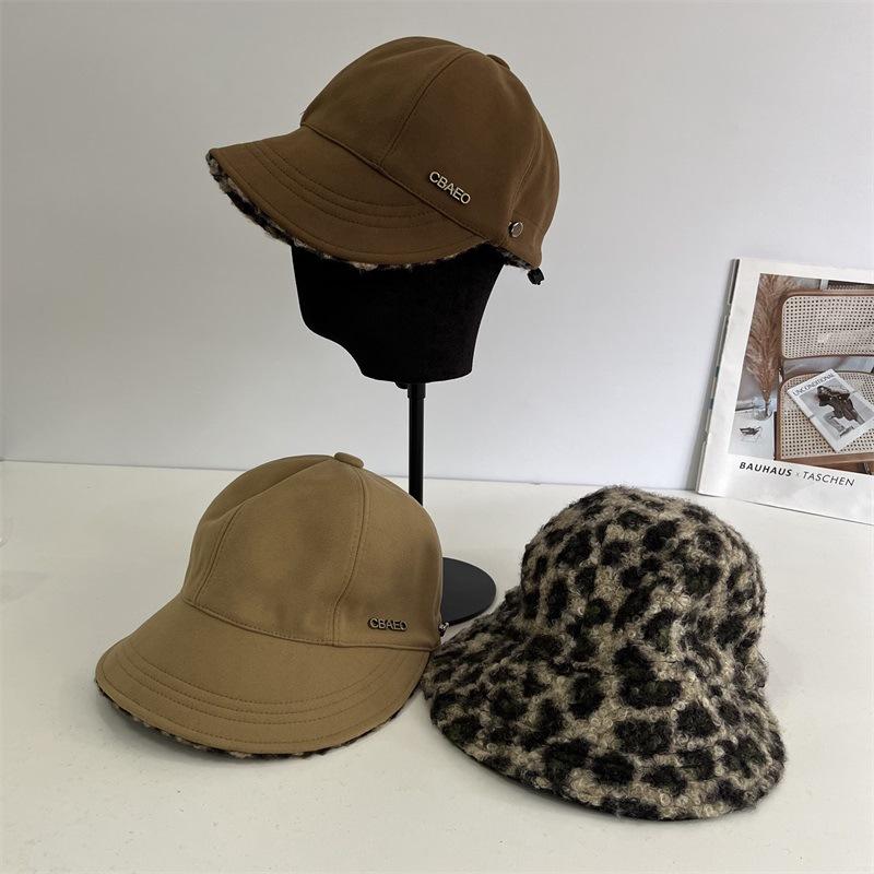 

Autumn and winter woolen double-sided equestrian hat women s autumn and winter fashion leopard print personality can hang masks peaked cap M（56-58cm） темно-коричневого кольору