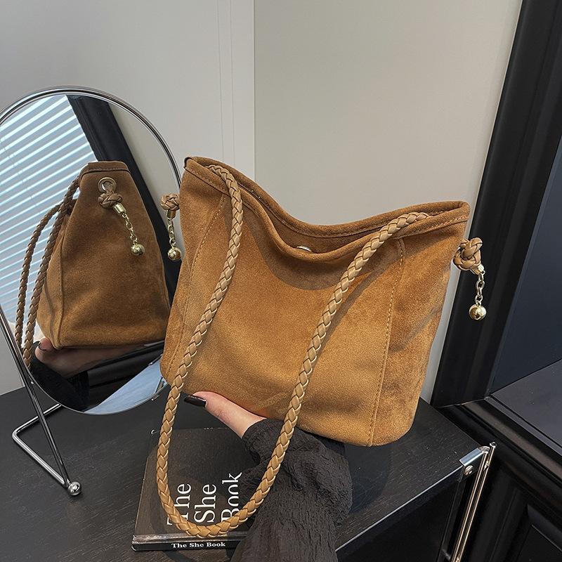 Suede bag women's large capacity 2025 new autumn and winter retro messenger bag popular commuter bucket bag this year