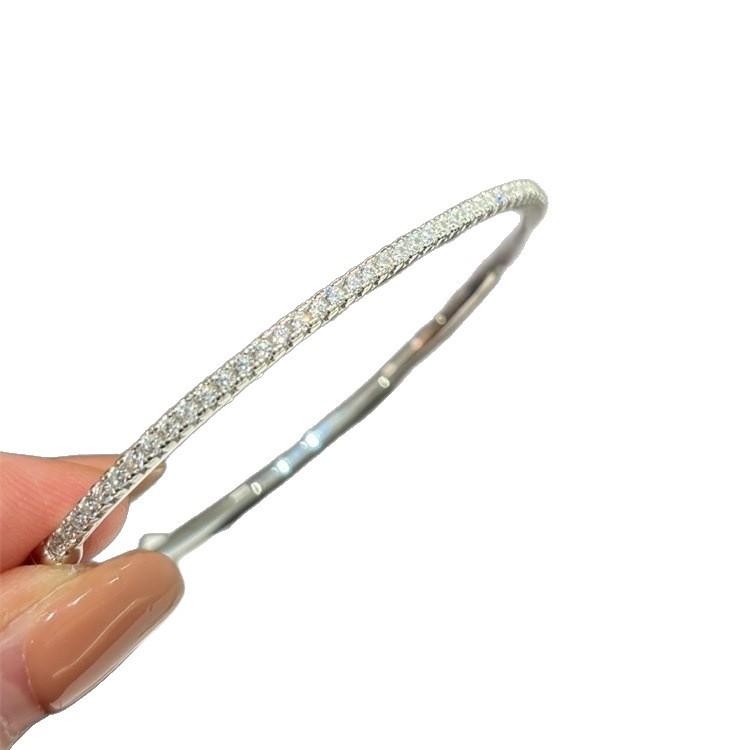 Französisch-inspirierter, funkelnder Minimalismus Mini3 Mehrreihiges Diamantarmband für Damen, 18K Weißgold plattiert, handeingefasster Zirkonia, High-End-Armband