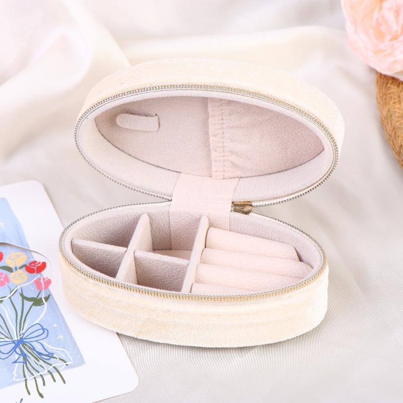 1pc Retro Oval Velvet Mini Portable Jewelry Box For Rings Earrings Bracelets Necklaces Zipper Jewelry Box (about 11*6CM)