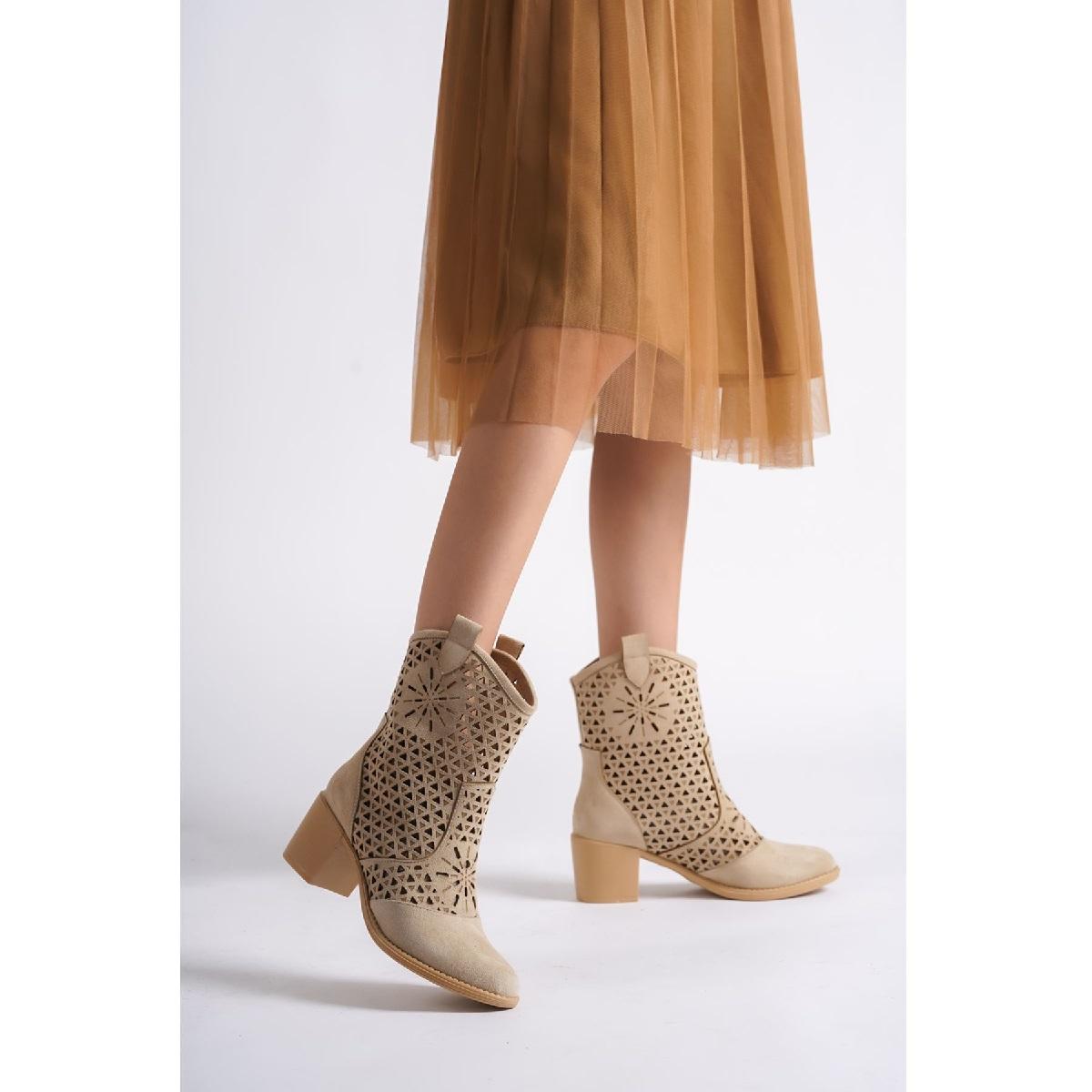 

Мягкие замшевые летние женские сапоги на каблуках с лазерной перфорацией