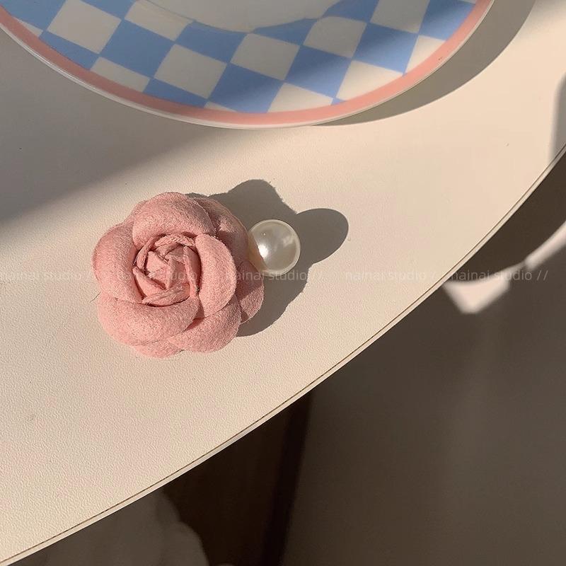 Pearl CamelliaFashionable and Sweet Girl Bun Hairstyle At The Back of The HeadBangsHair Clips and Hair Accessories