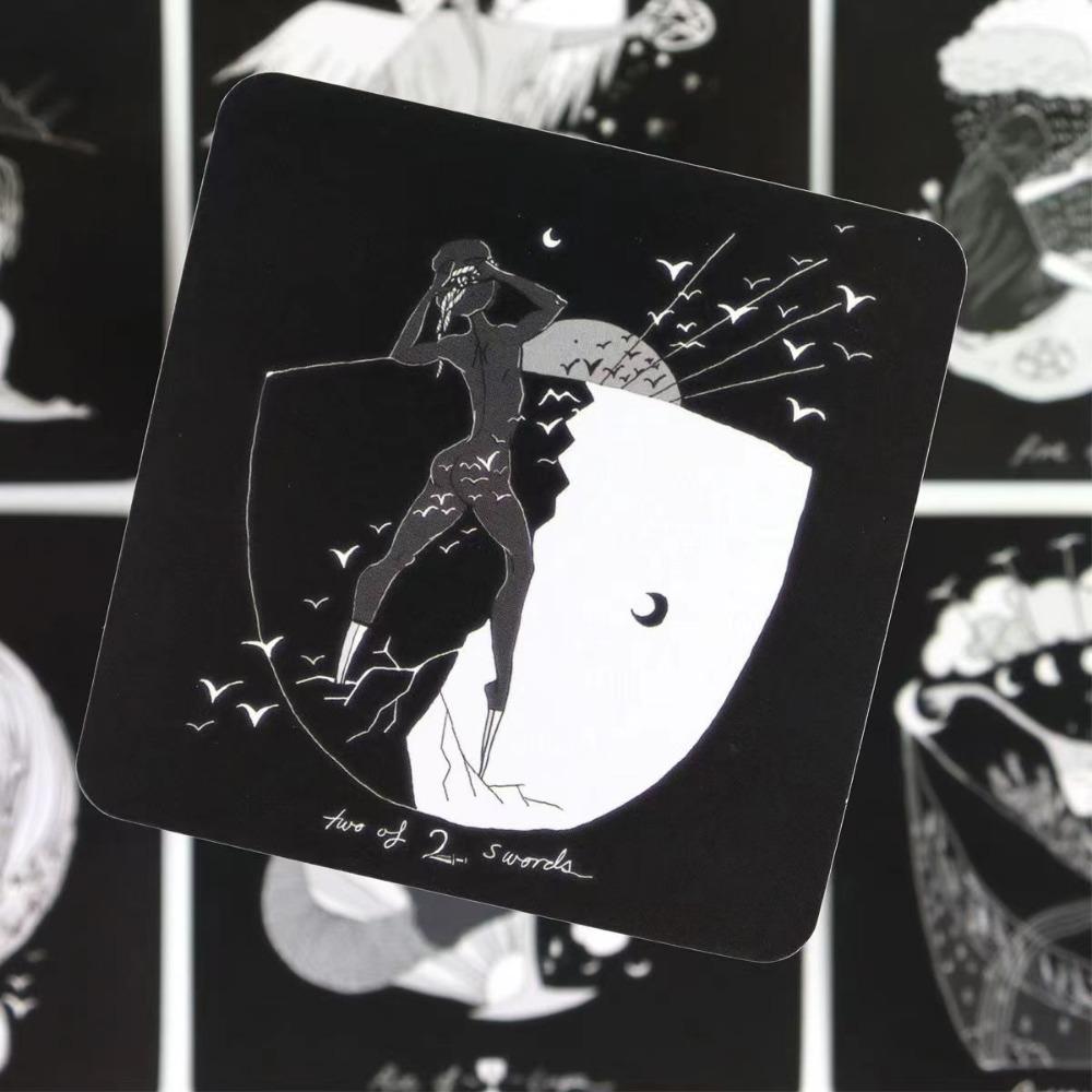 Dunkle Tage Tarot: Ein 78-Karten-Illustrations- und Wahrsagedeck, inspiriert von göttlicher weiblicher Energie, Schwarz-Weiß, 7,5 x 7,5 cm