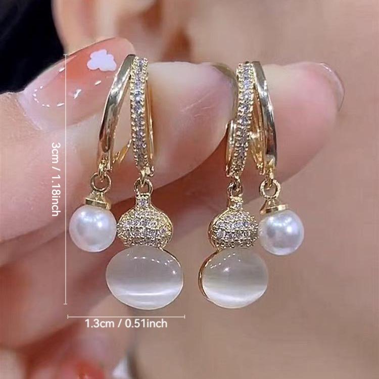 

Vintage Earrings with High-end Temperament
