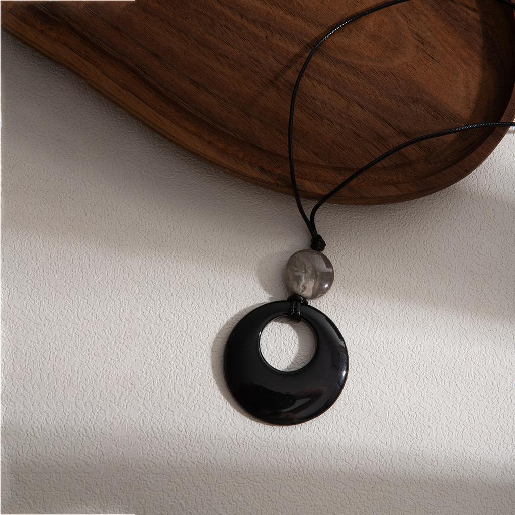 Retro Black Round Resin Pendant Hollow Necklace, Autumn And Winter Light Luxury High-End Sense Ethnic Style Fashion Sweater Chain