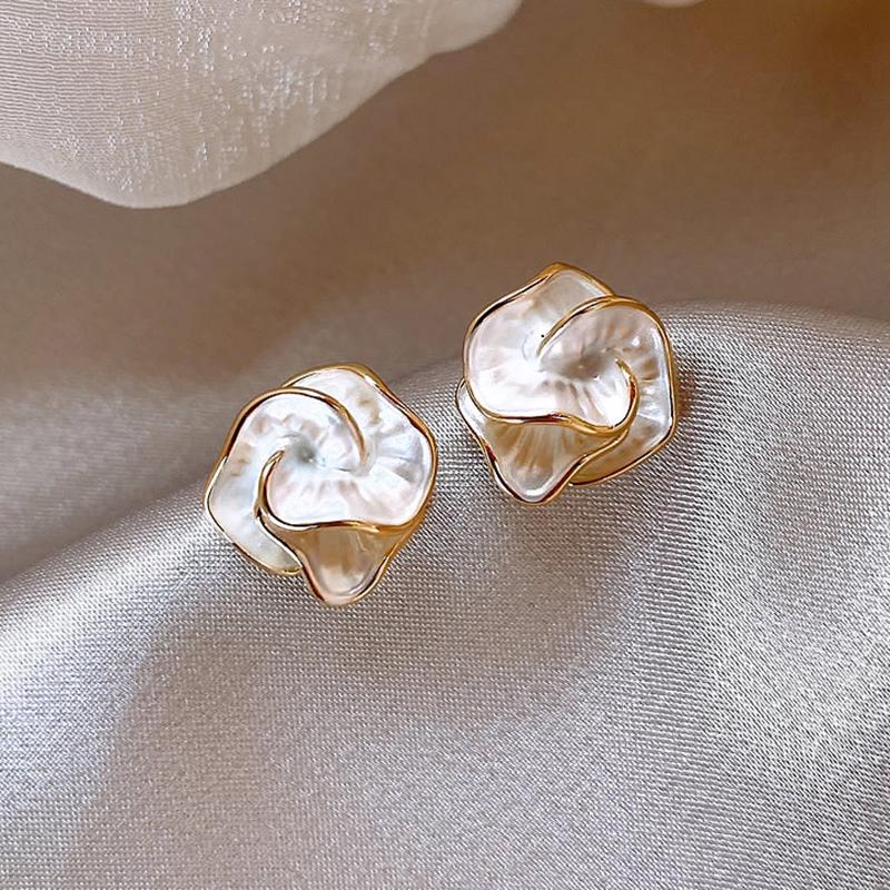 Sweet Flower Stud Earrings for Women Vintage Metal Ear Stud Girls Fashion White Enamel Earring Party Wedding Jewelry