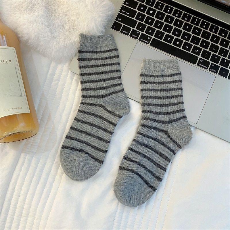 Damen-Wadenstrümpfe für Herbst und Winter, schwarz-weiße verdickte warme Ringelsocken, farblich abgesetzte Damen-Socken, weich und klebrig für Damen