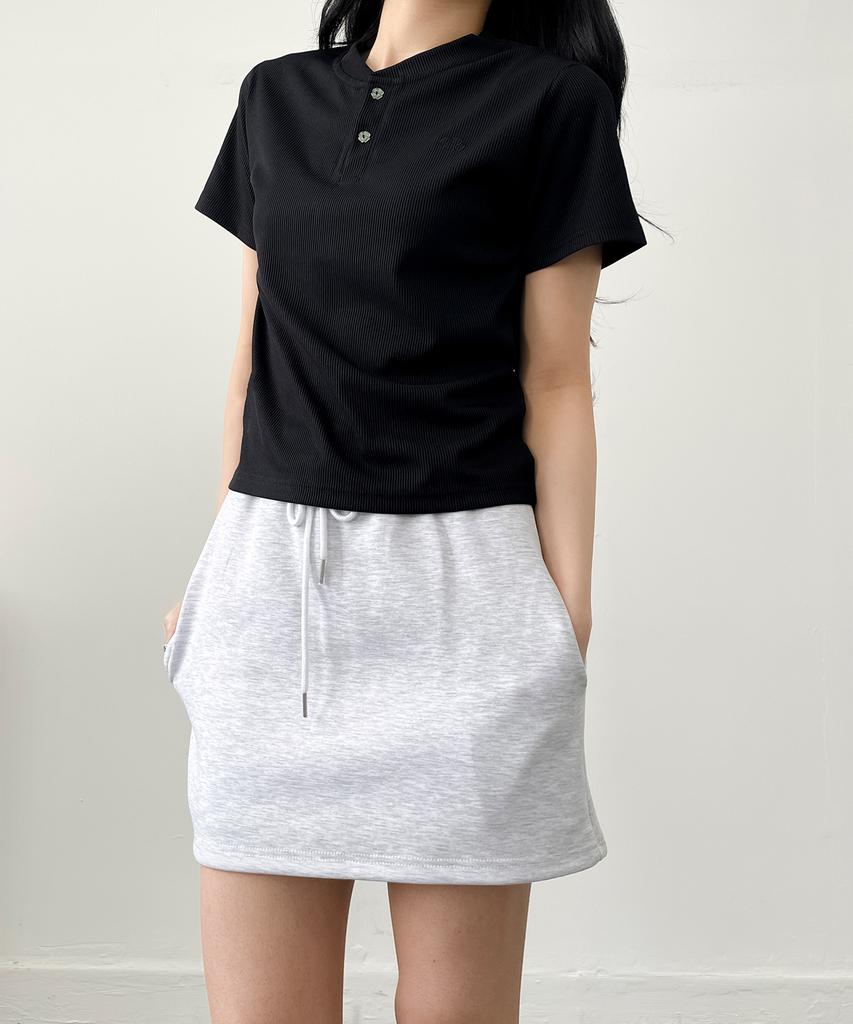 Peullupipeullupi Clover Button Semi-Crop Henley Neck T-Shirt_Black