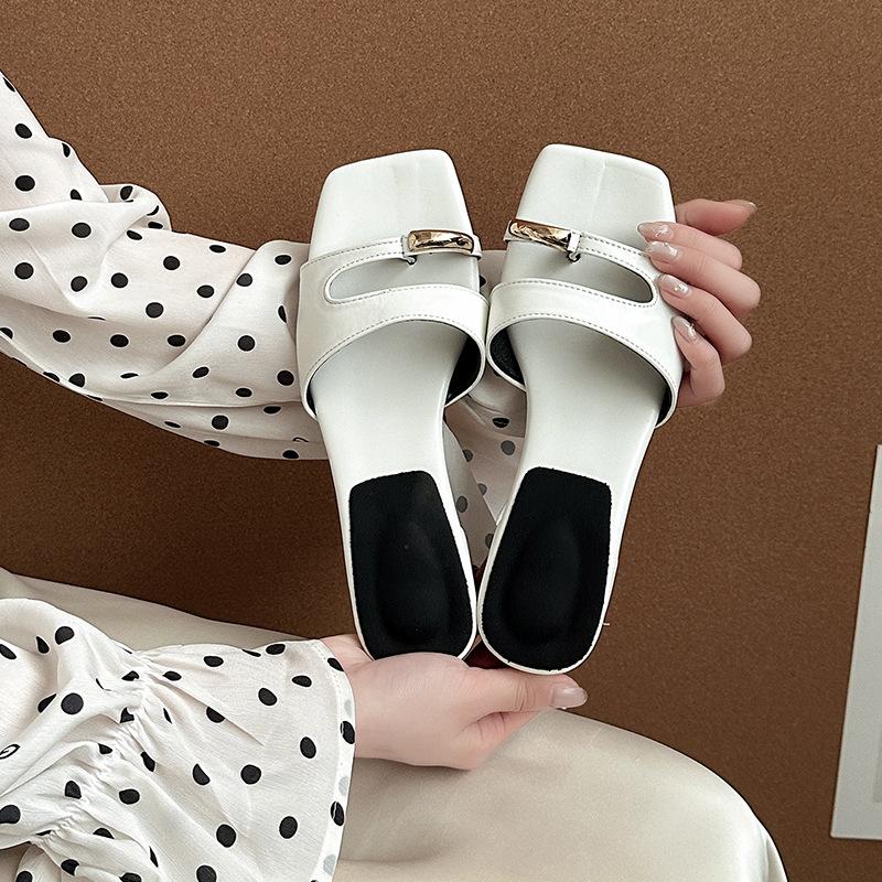 French retro versatile lightweight square head metal buckle high-end open-toed sandals women wear versatile flat-bottomed cool slippers