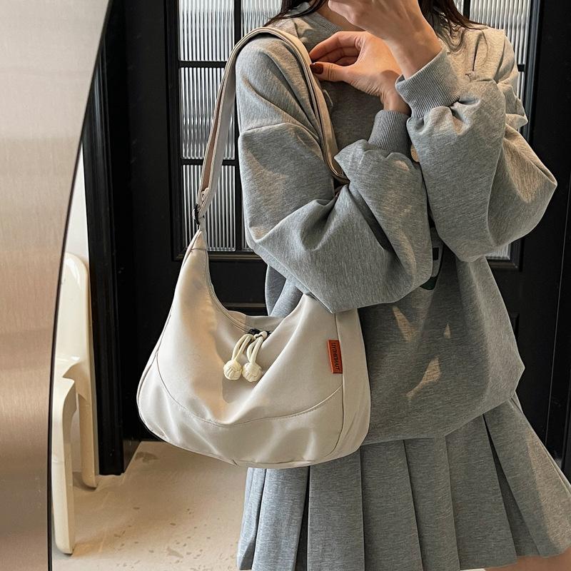 Fashion commuter large-capacity shoulder bag women's 2025 new spring leisure personalized tote bag Korean version of the armpit bag