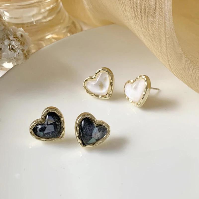 Trendy Vintage Heart Earring Women Classic Black White Stud Earrings Female Fashion Earrings Female Jewelry Gift