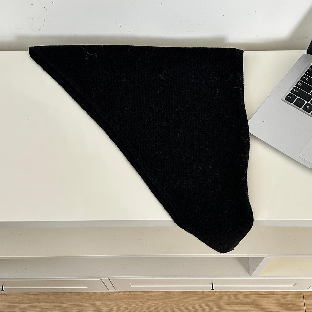 A Wool-Blend Flat Woven Triangular Scarf For Women Suitable For All Seasons For Decoration Pography And Travel Paired With A Small Headscarf