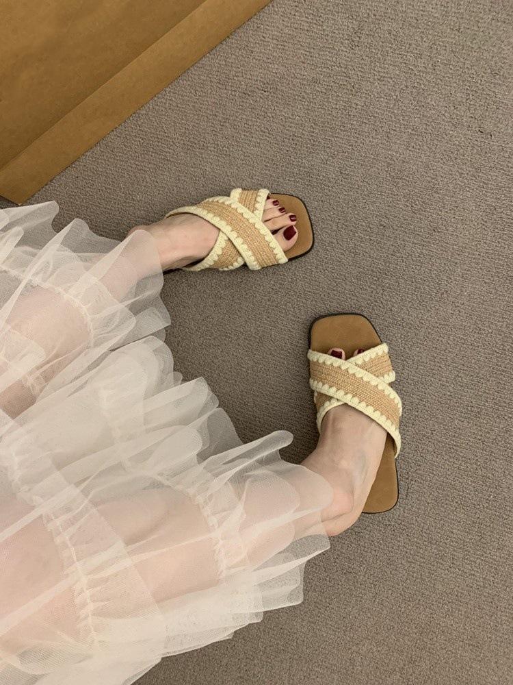 

Square head woven word with flat bottom sandals women s summer wear 2025 new temperament versatile and comfortable beach shoes 35