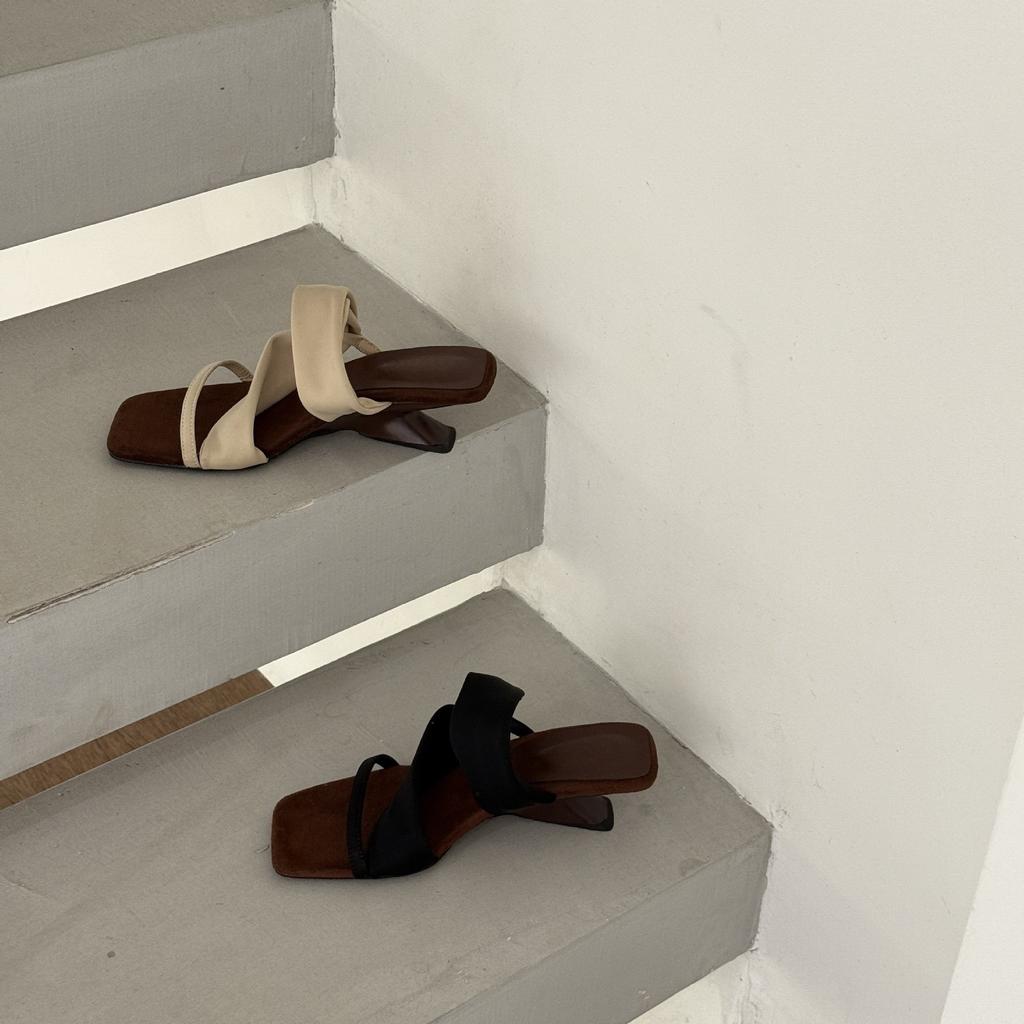 Color matching retro Spice Girl style! Square head suede one-word with slope heel sandals women's wrap with open-toed sandals