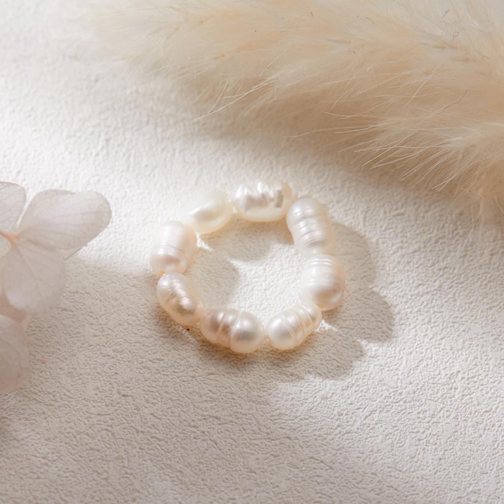 Eleganter Ring mit Imitationsperlen und bunten Kristallen für Damen Minimalistischer elastischer Perlen-Knöchelring Sommer Strandparty Schmuck