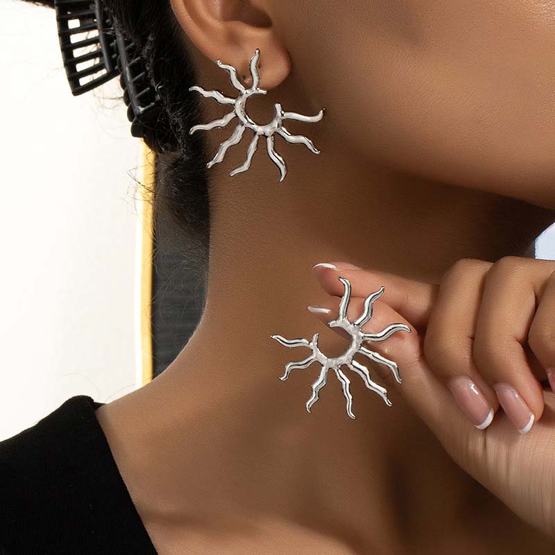 Vintage Metal Sunflower Stud Earrings For Women Exaggerated Gold Color Big Sun Irregular Statement Earrings Jewelry Accessories