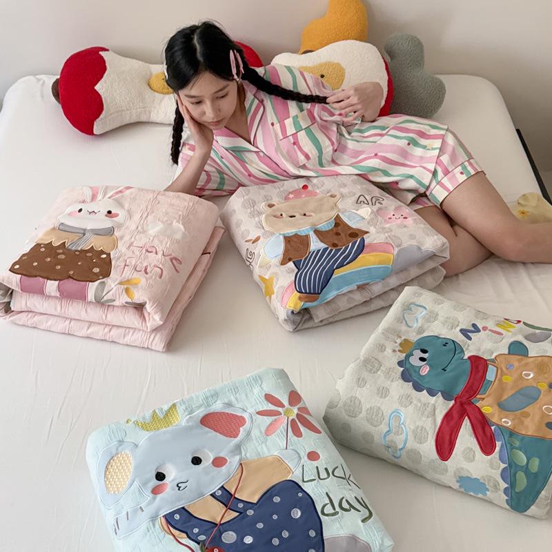 

A-Class Pure Cotton Cartoon Quilt - Three-Layer Gauze, Summer Cool, Machine Washable, for Single/Dual Use in Dorms, Ideal for Spring/Autumn 120*150cm Summer Quilt - 1.4 lbs