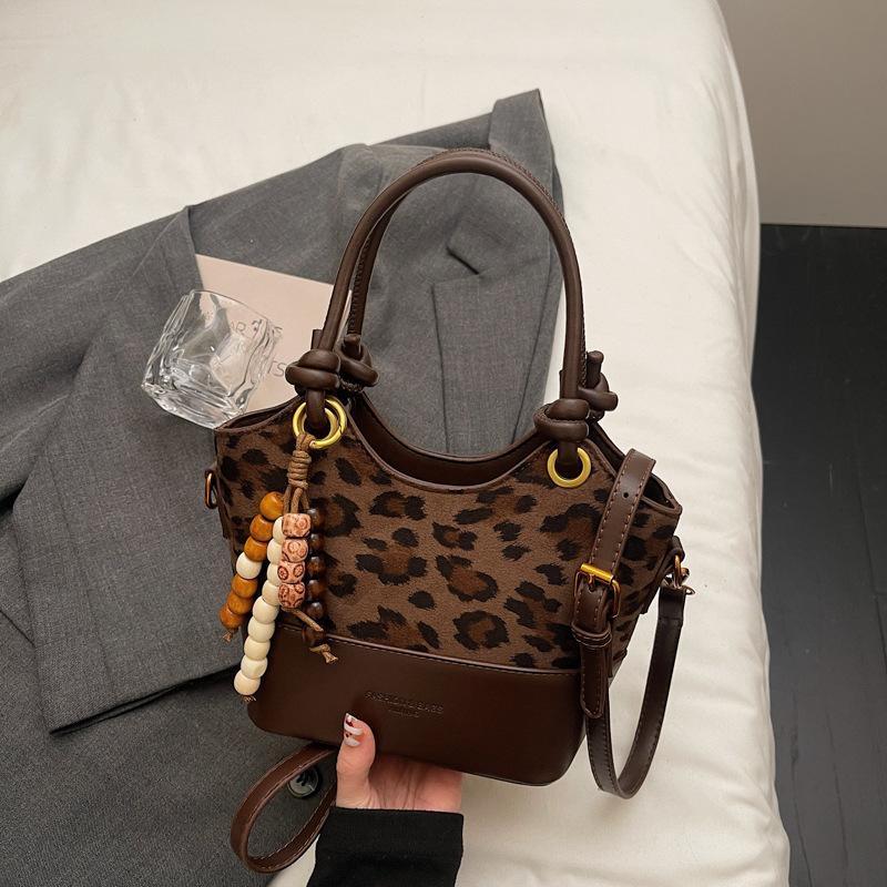 

Autumn and winter portable vegetable basket bag women s 2025 new trend fashion simple Korean niche bucket bag messenger bag