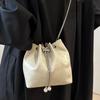 Wysokiej klasy Niszowy Design z Łańcuszkową Torbą Wiaderkową dla Kobiet Jesień Nowość Retro Wszechstronna Jednoramienna Crossbody