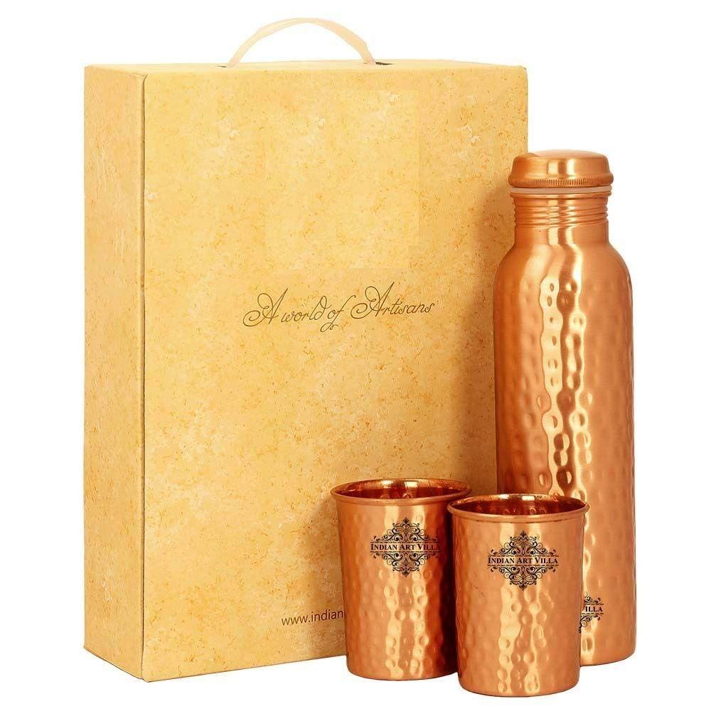 

Подарочный набор медной посуды с кованым матовым дизайном 1 бутылка и 2 стакана с подарочной коробкой, подарочный предмет на Дивали, бутылка - 600 мл и стакан - 300 мл