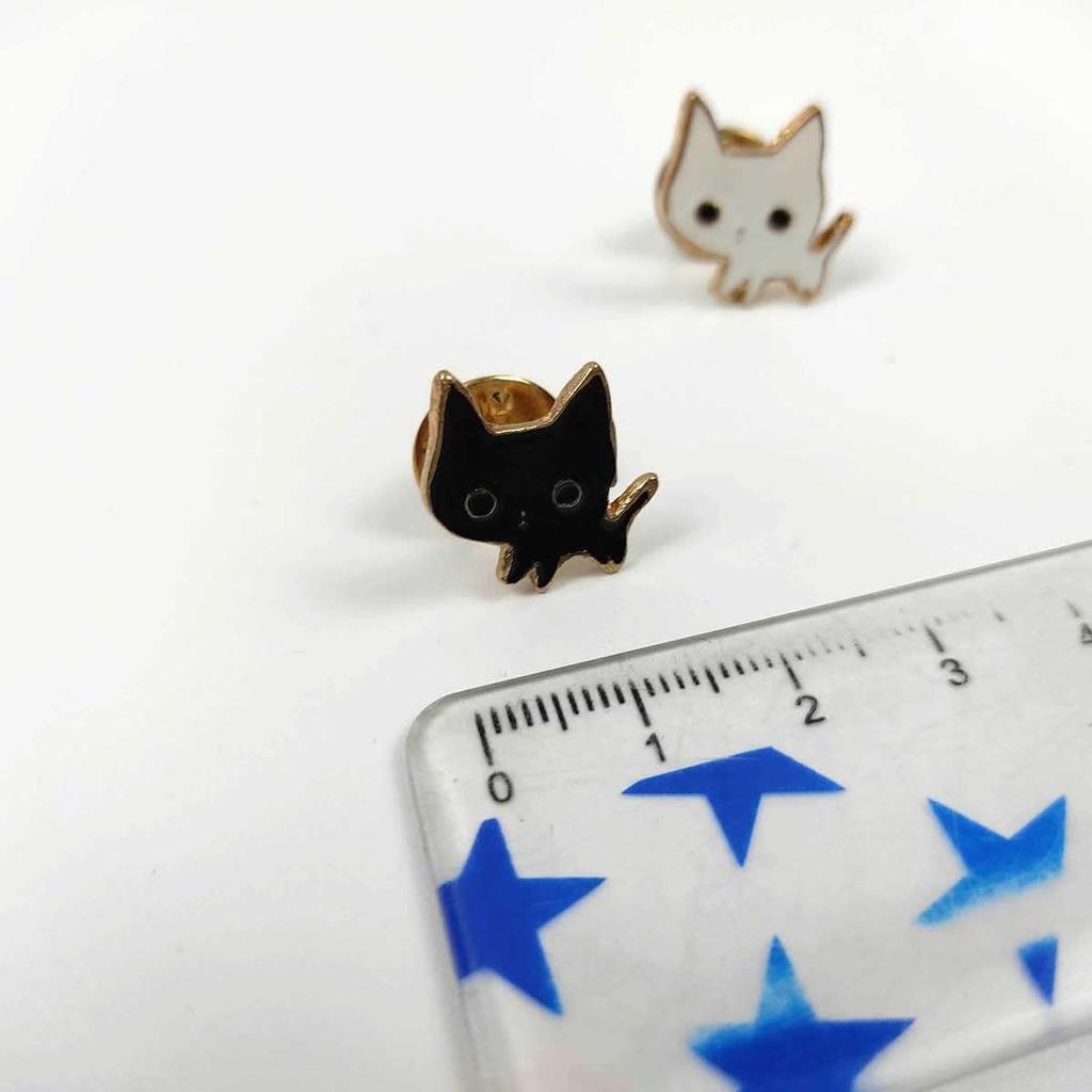 [F NODE] Black Cat and White Cat Pin Badges, Set of 2, Cat Pins, Approx. 2cm x 2.4cm, Cute, Loose-Looking Cats