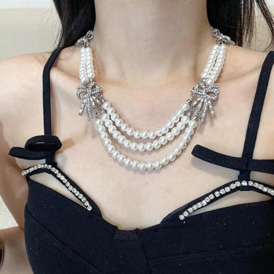 Elegantes Perlenhalsketten- und Ohrring-Set mit Schmetterlingsknoten, Retro-Französischer Stil, Mehrschichtige Kette, Schlüsselbein-Halskette
