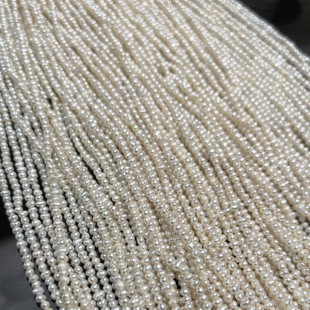 1 šňůra, bílé přírodní sladkovodní perly korálky pro výrobu šperků DIY náhrdelníky, náramky, kotníky řemesla (Korálky 2-3 mm, Délka 36 cm)