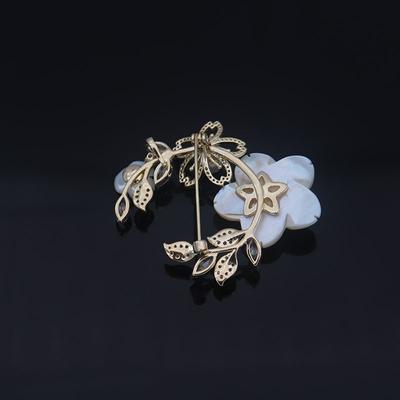 Spilla con fiore di ciliegio con temperamento, design con senso di conchiglia, spilla con strass, spilla anti-luce per abbigliamento