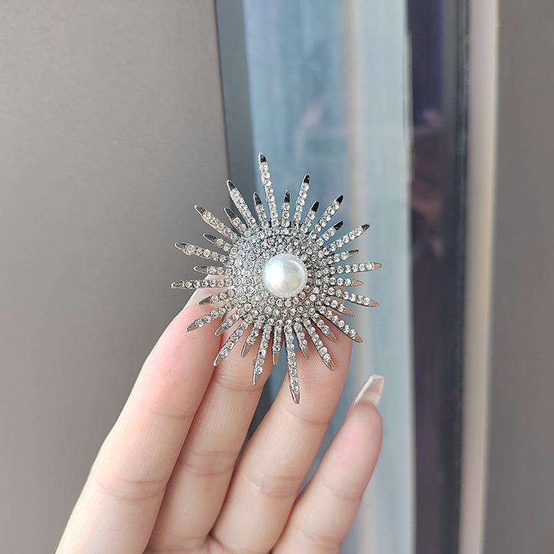 Niche Sunflower Pearl Brooch Women'S Full Diamond Pin Suit Sweater Cardigan High-End Clothing Accessories