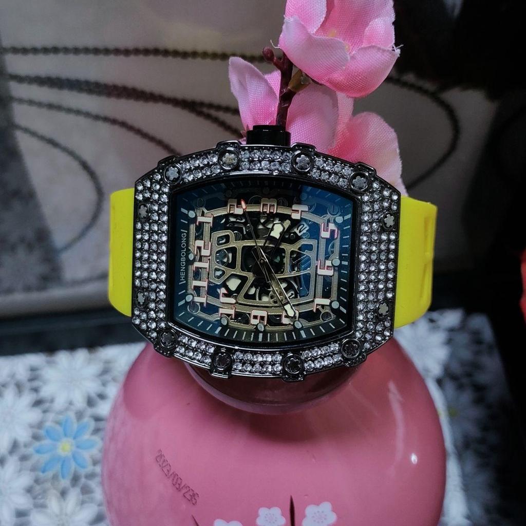 Reloj de Cuarzo para Hombre con Forma Tonneau de Silicona con Diseño de Moda de Diamantes Completos