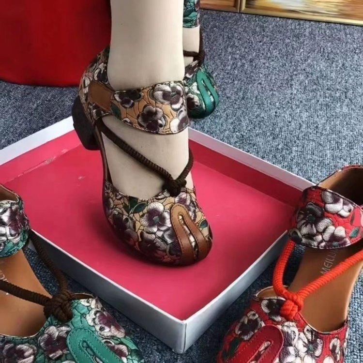 

2025 летние новые этнические ретро женские туфли на толстом каблуке легкие одинарные туфли кожаные сандалии с полой поверхностью мягкая подошва туфли для мам 39
