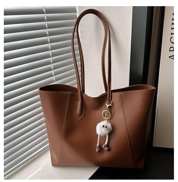 2024 Retro Large-Capacity Shoulder Tote: Casual Autumn/Winter Women's Pendant Bag