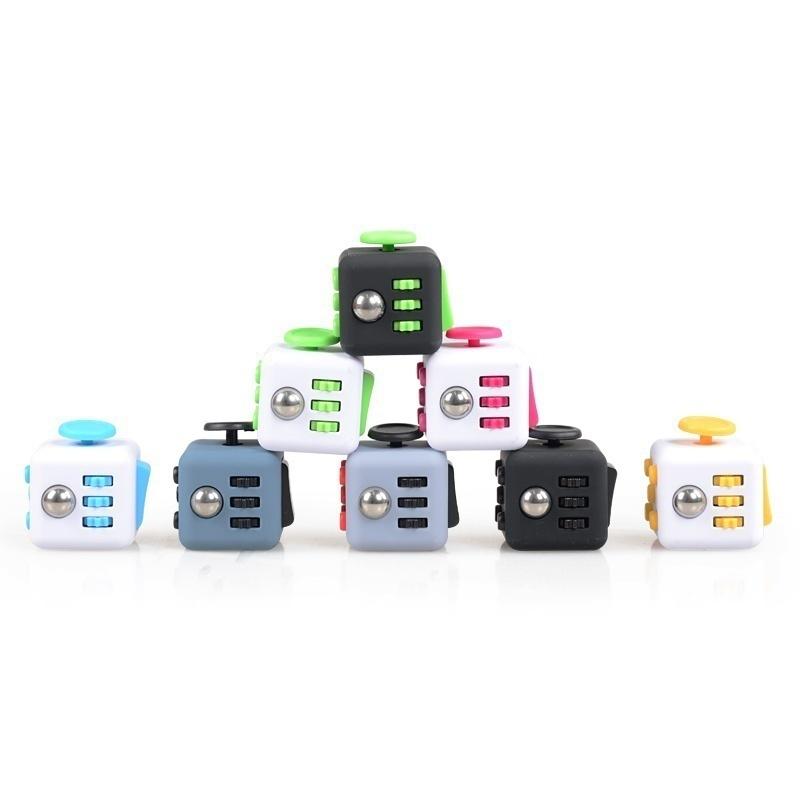 Creative Cube Stress Avslappningsleksaker Mini Magic Cube Skrivbord Rolig leksak med reducerat tryck för flickor Pojkar