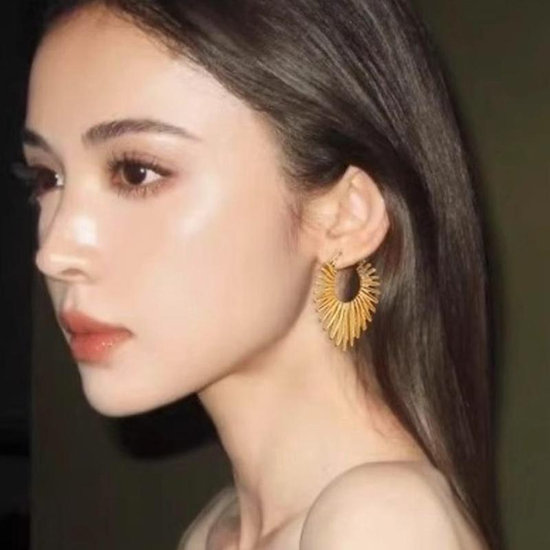 Pair of Alloy Heart Earrings with Dramatic Lines Designs for Everyday Wear Portable and Stylish Accessory