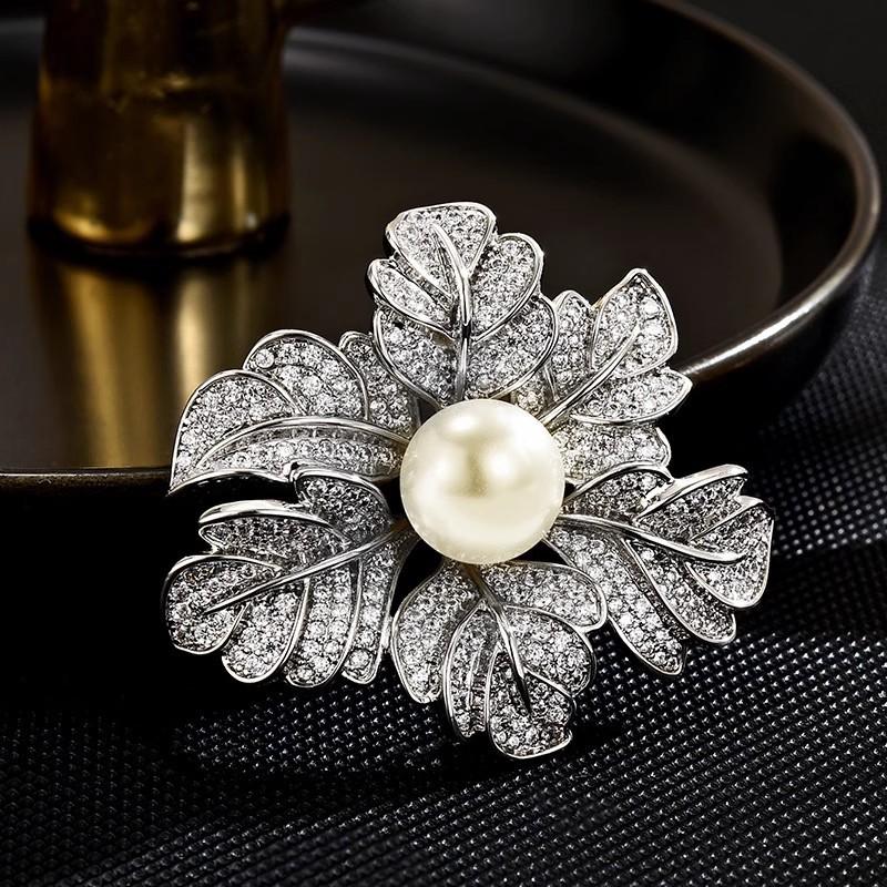 The Rose Brooch Is A Versatile and Elegant Pearl Brooch with A Light Luxury Design