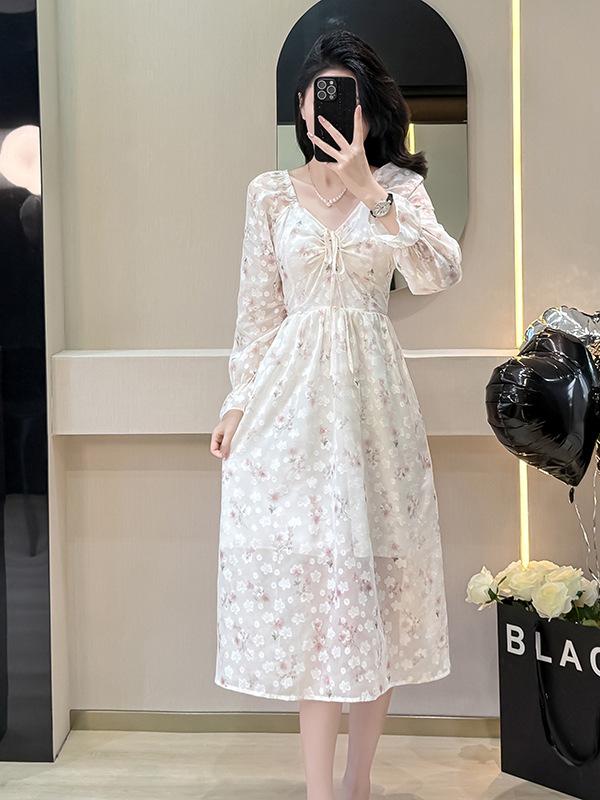 Frühlings-Chiffonkleid mit französischem Kragen, Carmenausschnitt, Rüschenärmeln und Jacquardmuster.