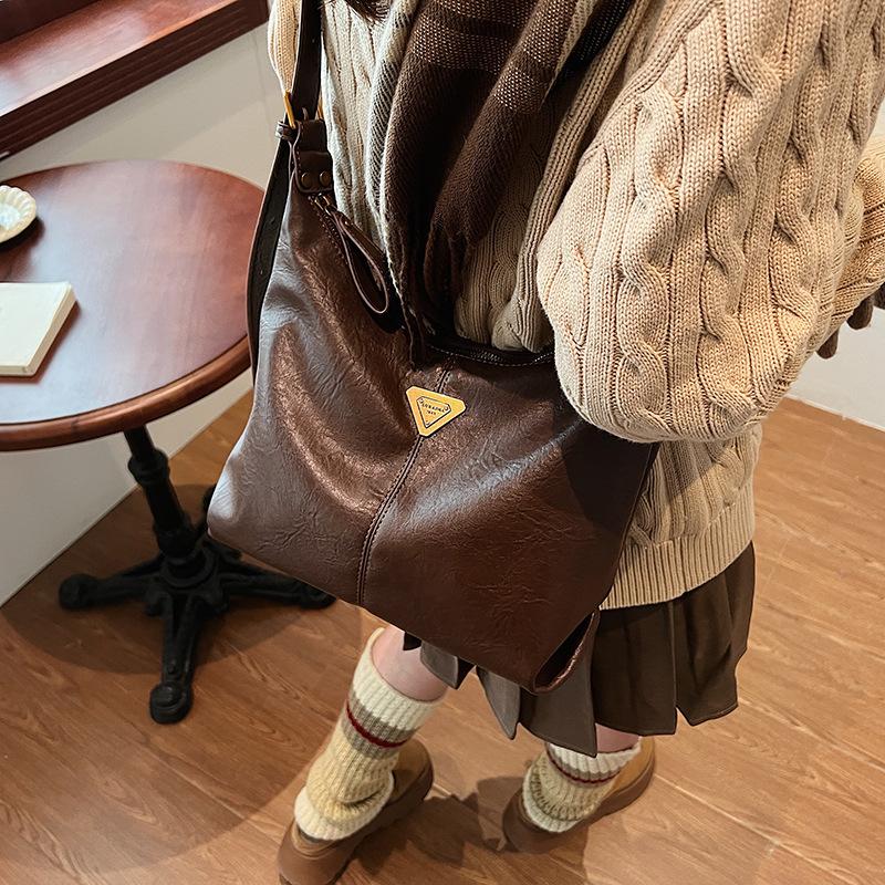 

Женская сумка-тоут 2025 новая осенне-зимняя ретро通勤 через плечо 28*11*24