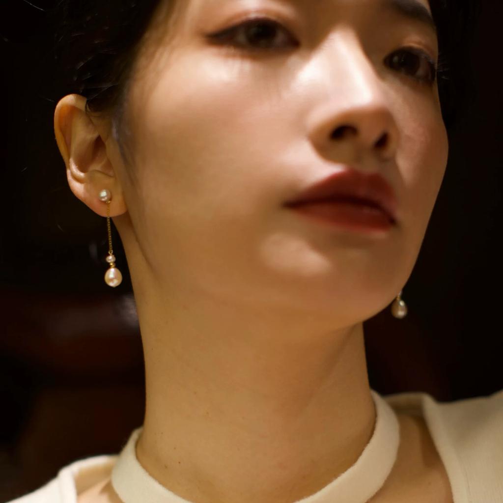Girl's Love Delicate Small Light Bulb Natural Freshwater Pearl Versatile Earrings Long earrings that make your face look slimmer and enhance your