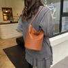 2025 Summer New Soft Leather Solid Color Simple Bucket Bag Lazy Wind Leisure Large Capacity Commuting Shoulder Handbag