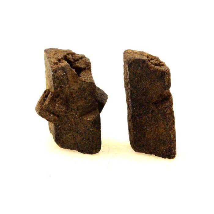Pierres et Minéraux. Staurolite. (2 pcs) 162.65 ct. Kerzest, Coray, Finistère, France.