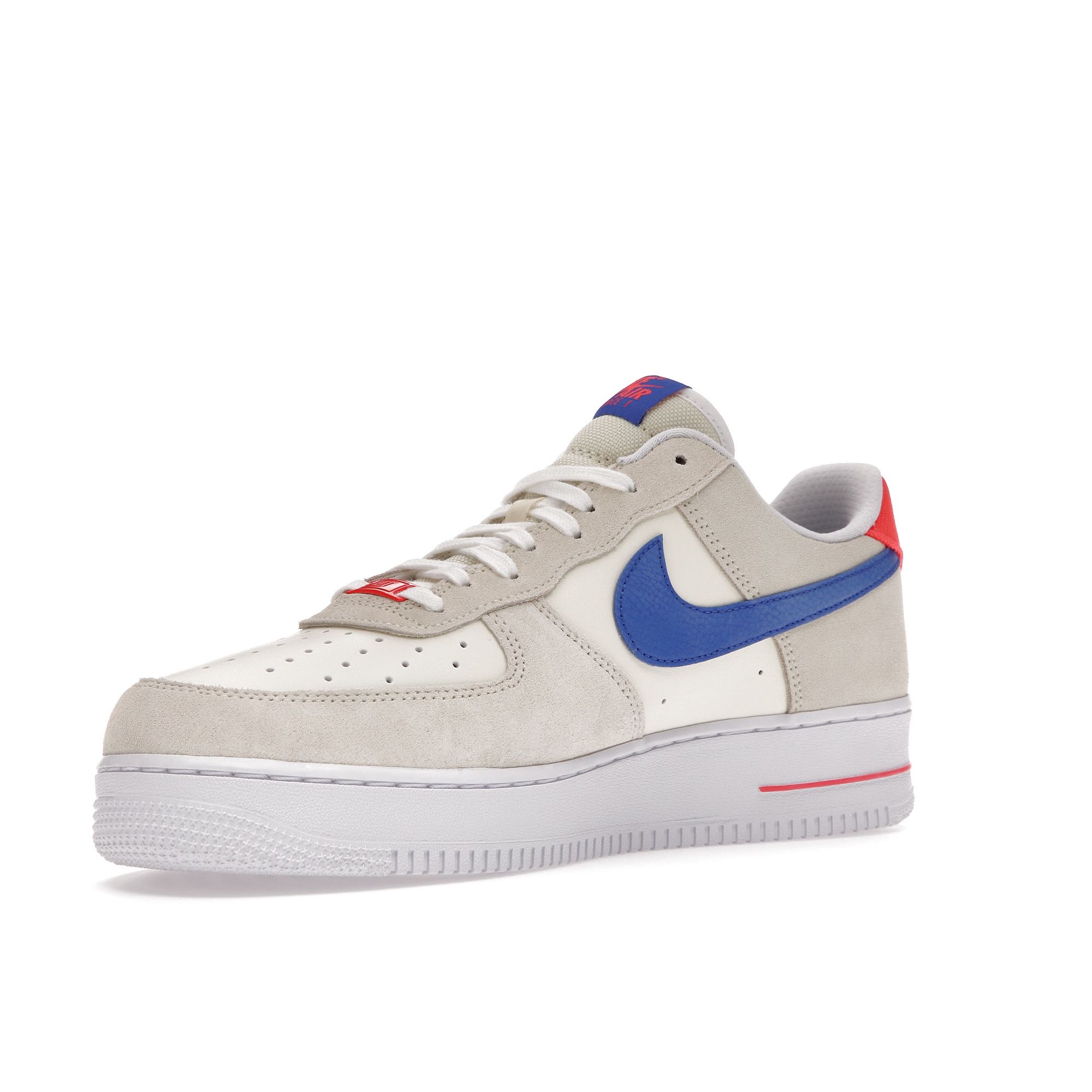 Мужские кроссовки Nike Air Force 1 07 LV8 Coconut Milk Hyper Royal кремово-белые — фото 4